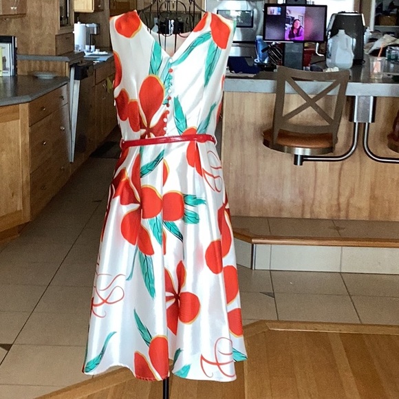 Queen Mulock dress - Picture 2 of 4